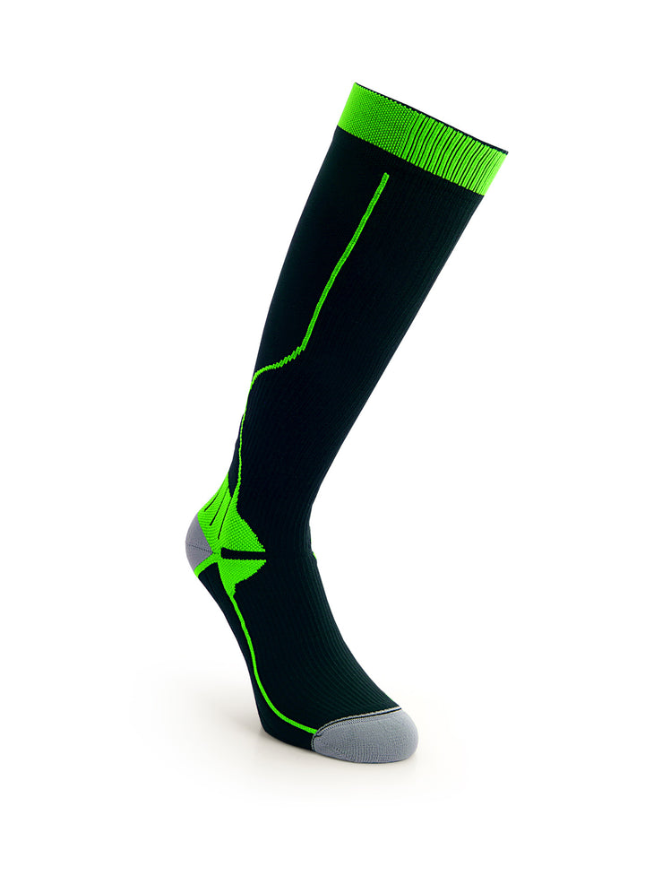 Schwarz Grün TECH Running kniehohe Kompressionssocken für Marathon, Trail Running und lange Distanzen.
