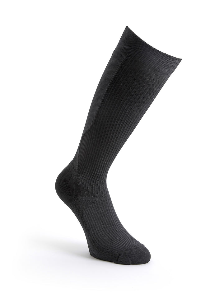 Schwarz TECH Running kniehohe Kompressionssocken für Marathon, Trail Running und lange Distanzen.